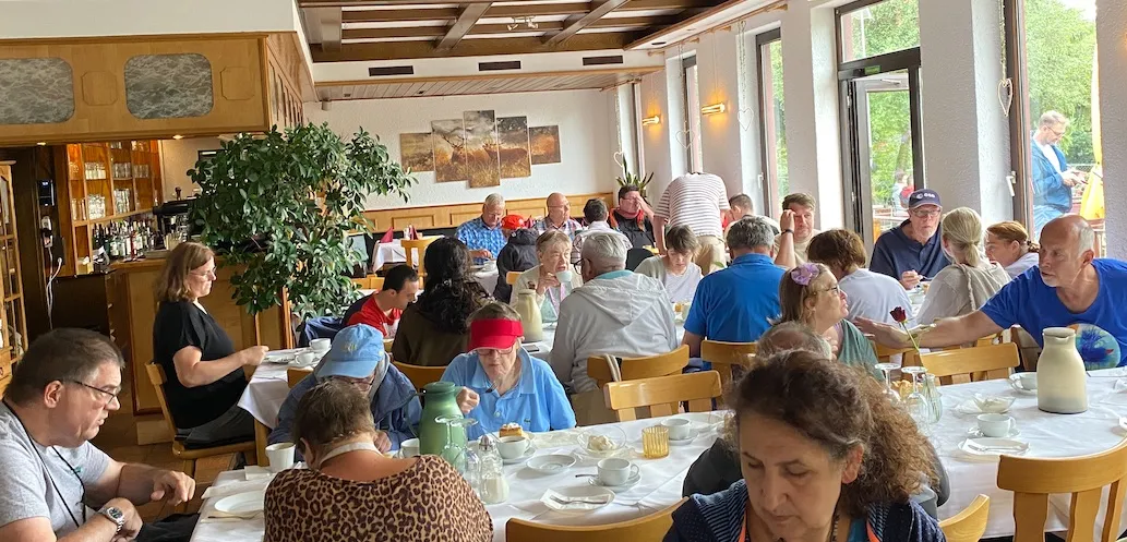 Gemeinsame Einkehr von OT 131 Wiesbaden und Gästen der Lebenshilfe während der Cabrio-Ausfahrt